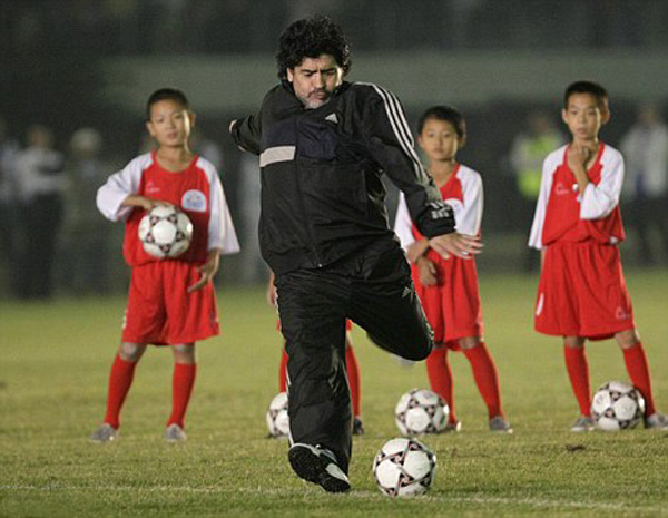 foto di Maradona con bimbi in Cina