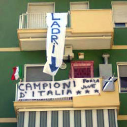 Foto da un balcone: «Campioni» e «Ladri»