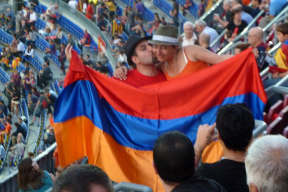foto della coppia di armeni con bandiera