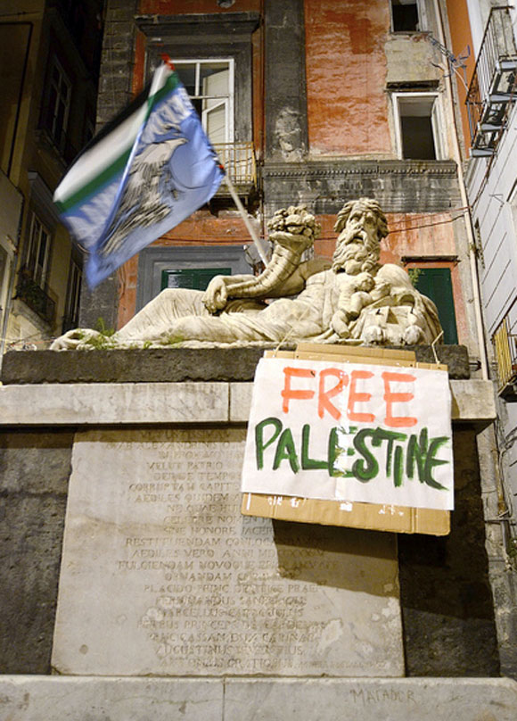 Cartellone Free Palestine in Piazza Nilo a Napoli