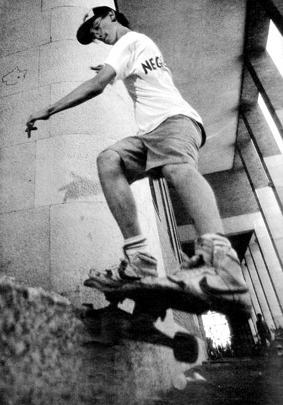 foto di Scalva on skate con maglietta Negazione homebrew 