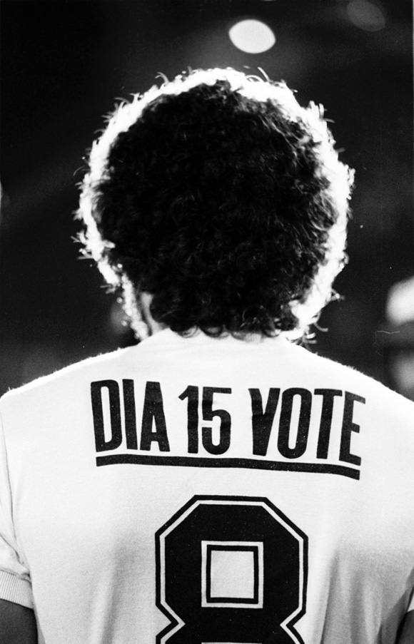 foto di Sócrates di spalle, al posto dello sponsor «Dia 5 vote»