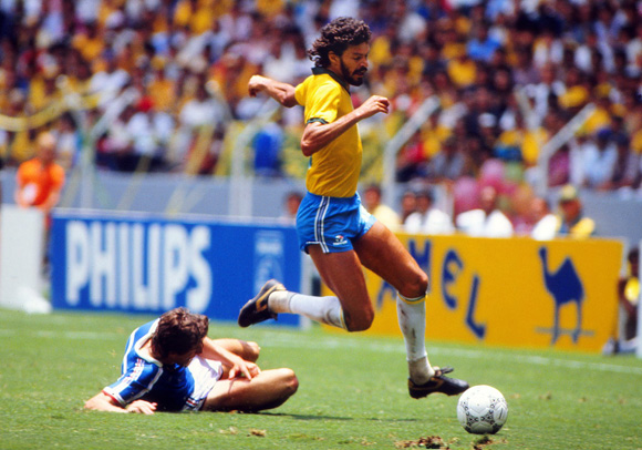 foto di Sócrates in azione contro la Scozia al Mondiale 1982