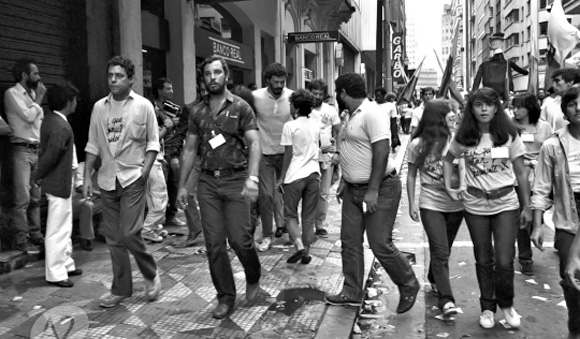 Chico Buarque e Sócrates alla manifestazione per la Diretas nel viale Anhangabaú a San Paolo