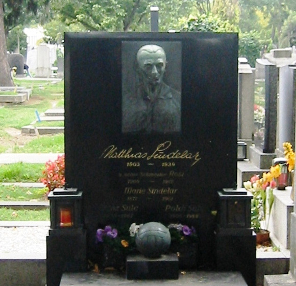 La lapide sulla tomba di Matthias Sindelar