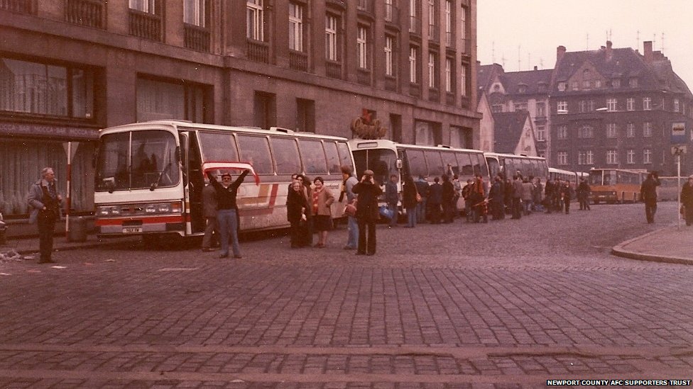 Bus dei tifosi del Newport giunti a Jena, DDR