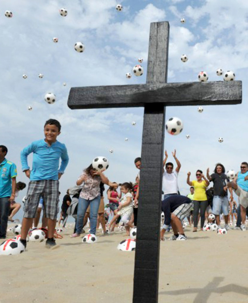 Palloni e croci sulla spiaggia, Brasile, 2013