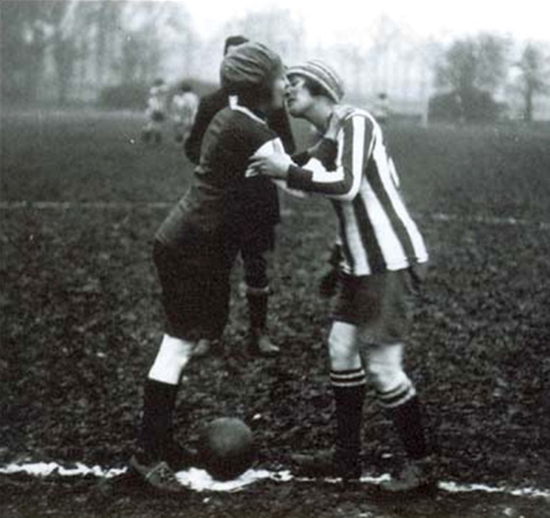 1921, Inghilterra-Francia, bacio tra le capitane 